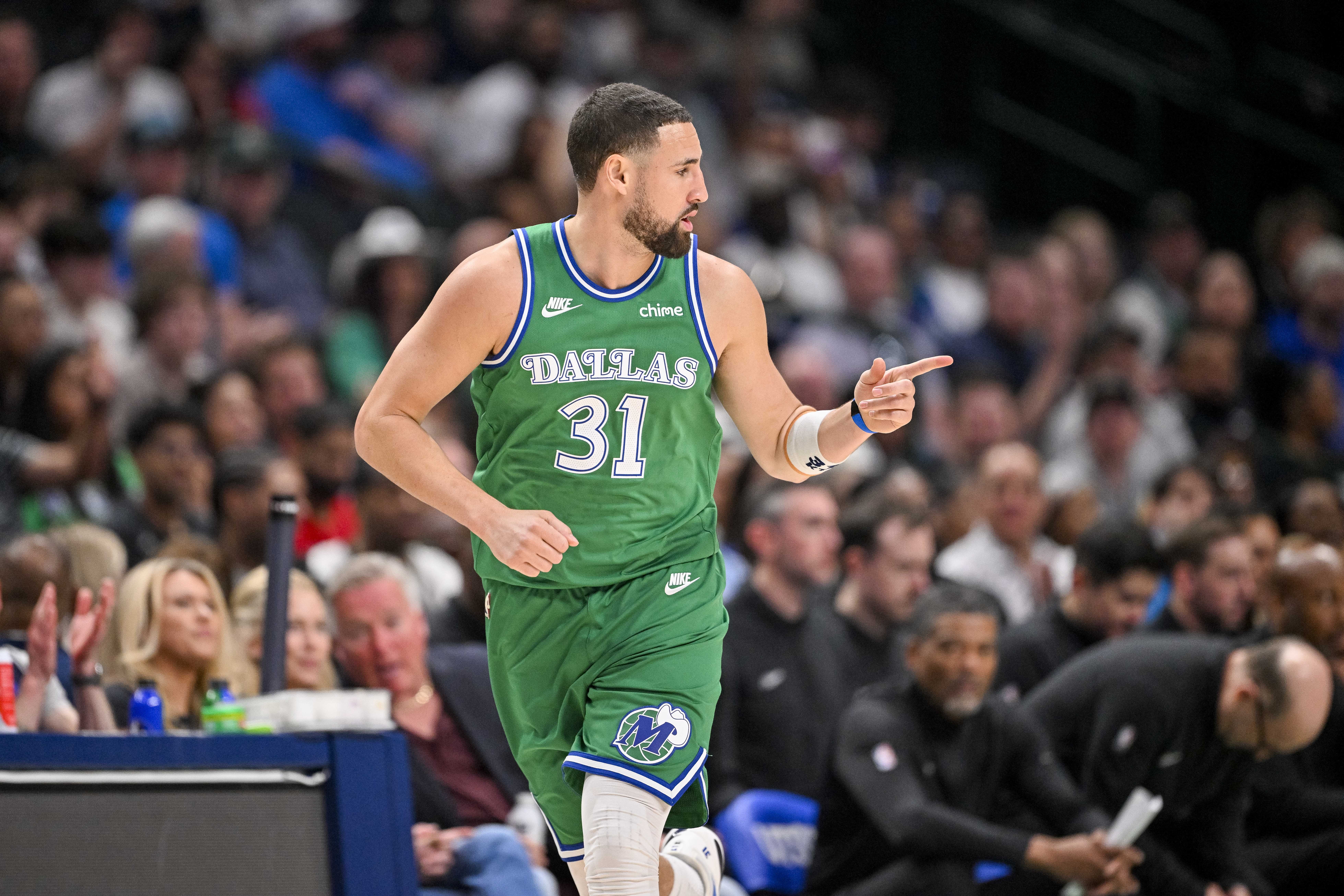 开云官网-手感来了！克莱外线开炮 独中4记三分帮助球队扩大领先